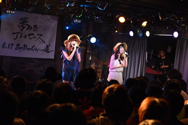 「夢アド春の3番勝負 ～Road to Zepp DiverCity～」でオリジナル曲「あんなに好きだったサマー」を歌う志田友美（左）と新井ひとみ（右）。