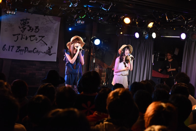 「夢アド春の3番勝負 ～Road to Zepp DiverCity～」でオリジナル曲「あんなに好きだったサマー」を歌う志田友美（左）と新井ひとみ（右）。