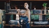 「エドウイン COOL」シリーズのCM「COOL店長」篇のワンシーン。