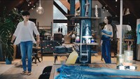 「エドウイン COOL」シリーズのCM「COOL店長」篇のワンシーン。