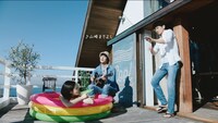 「エドウイン COOL」シリーズのCM「COOL店長」篇のワンシーン。
