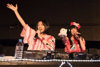 ポッドキャスト「ぱいはわラジオ」公開収録の様子。左からぱいぱいでか美、恋汐りんご。（Photo  by Ryota Mori）