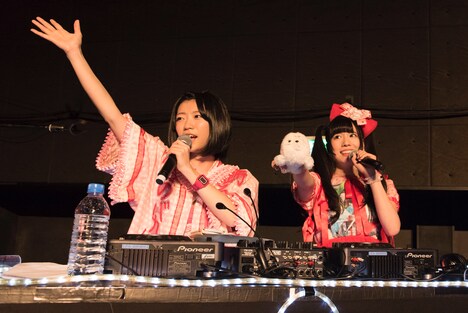 ポッドキャスト「ぱいはわラジオ」公開収録の様子。左からぱいぱいでか美、恋汐りんご。（Photo  by Ryota Mori）