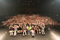ライブ終了後に撮影された記念写真。（Photo  by Ryota Mori）