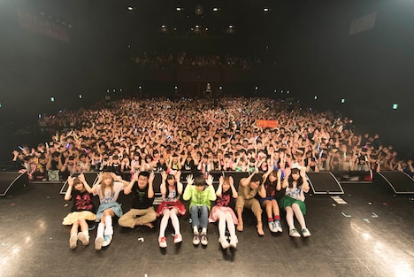 ライブ終了後に撮影された記念写真。（Photo  by Ryota Mori）