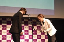 西川貴教から任命書を受け取る高橋みなみ。