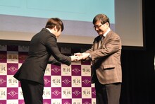 西川貴教から名刺を受け取る森永卓郎。