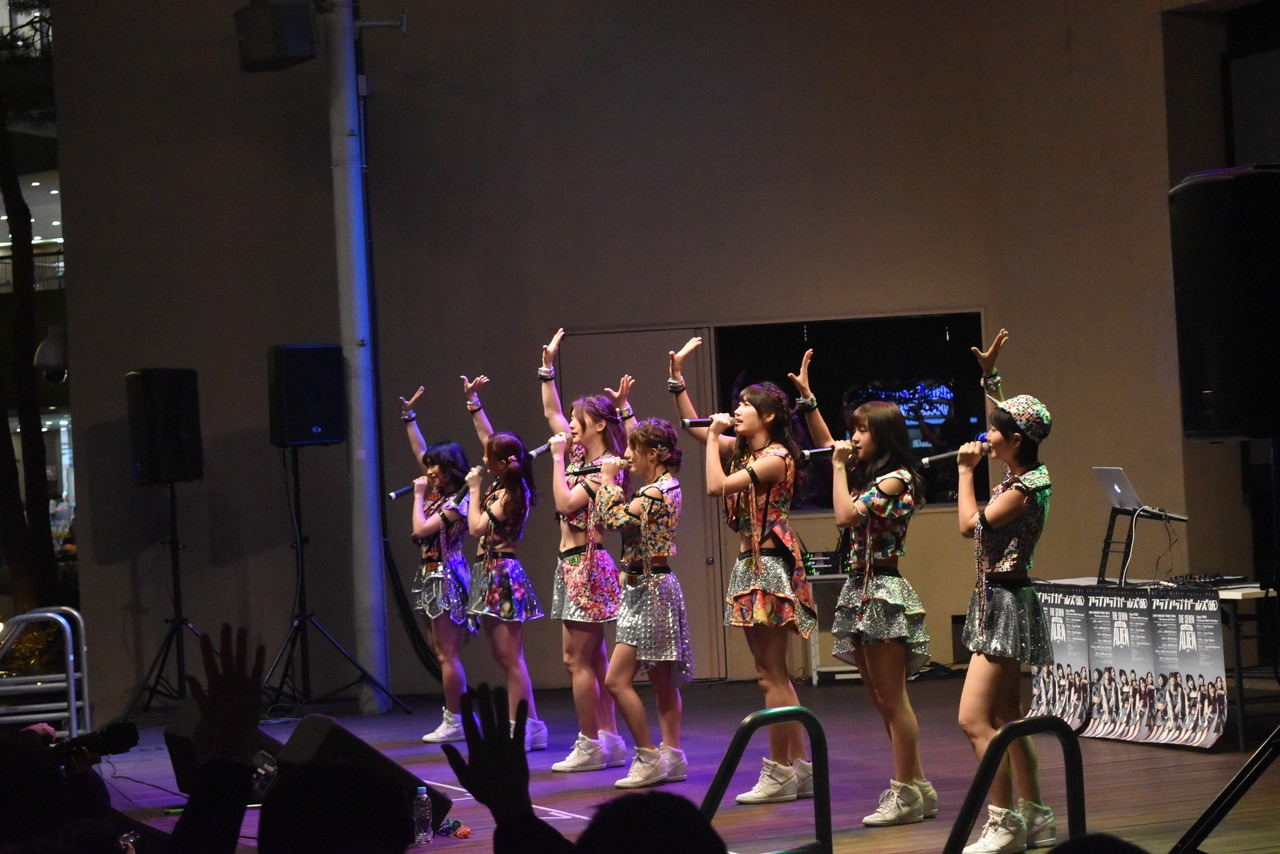 「セブン☆ピース」歌唱の様子。