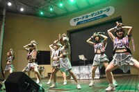 「パーリーピーポーエイリアン」歌唱の様子。