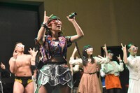 「パーリーピーポーエイリアン」歌唱の様子。