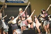 「パーリーピーポーエイリアン」歌唱の様子。