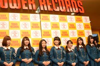 左から渡邉理佐、渡辺梨加、鈴本美愉、平手友梨奈、今泉佑唯、小林由依、菅井友香。