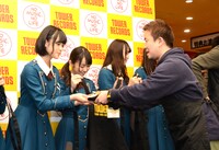 エプロンを受け取る平手友梨奈。