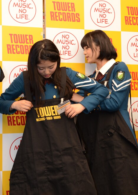 エプロンを着用する鈴本美愉（左）と平手友梨奈（右）。