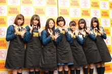 左から渡邉理佐、渡辺梨加、鈴本美愉、平手友梨奈、今泉佑唯、小林由依、菅井友香。