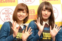 左から渡邉理佐、渡辺梨加。