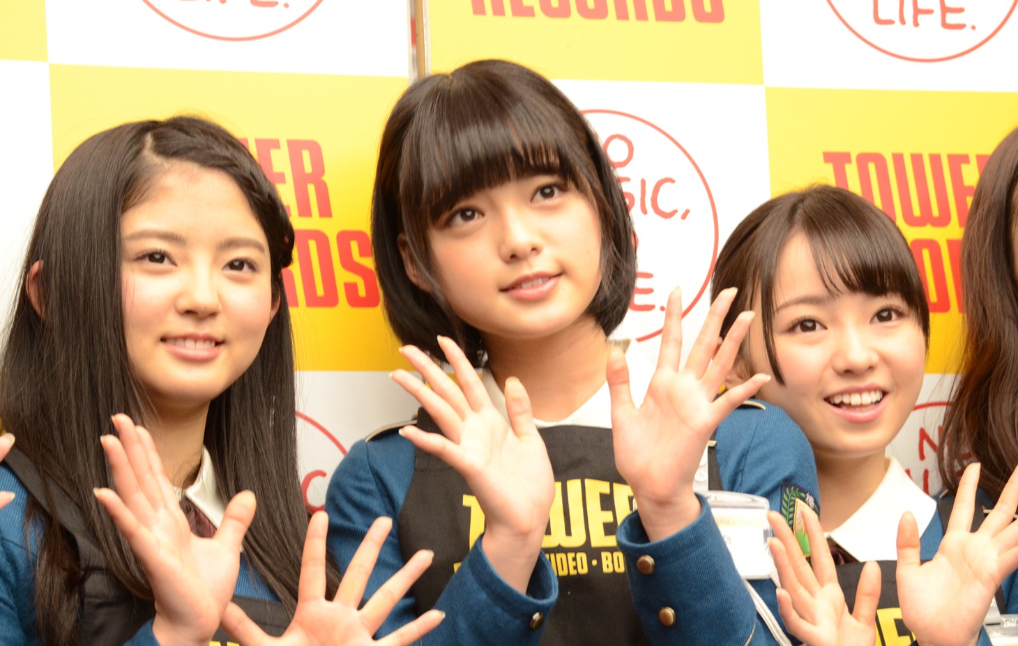 左から鈴本美愉、平手友梨奈、今泉佑唯。