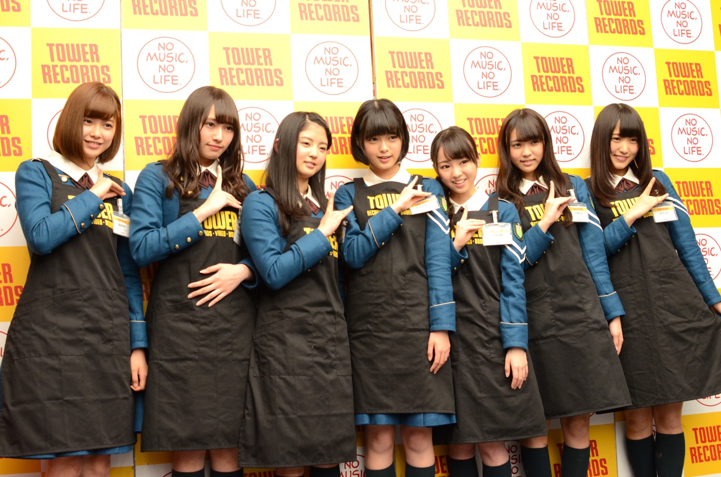 左から渡邉理佐、渡辺梨加、鈴本美愉、平手友梨奈、今泉佑唯、小林由依、菅井友香。