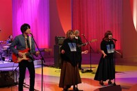 フジファブリックとPUFFY。 (c)フジテレビ