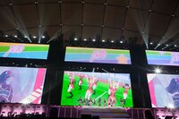 「僕らのLIVE 君とのLIFE」歌唱の様子。