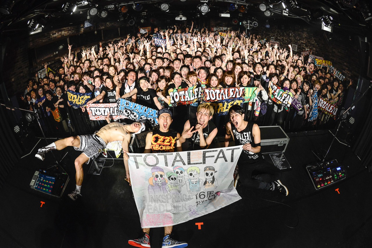 「TOTALFAT 15周年おつかれっしたファイナルパーティ」終演後の記念写真。（Photo by AZUSA TAKADA）