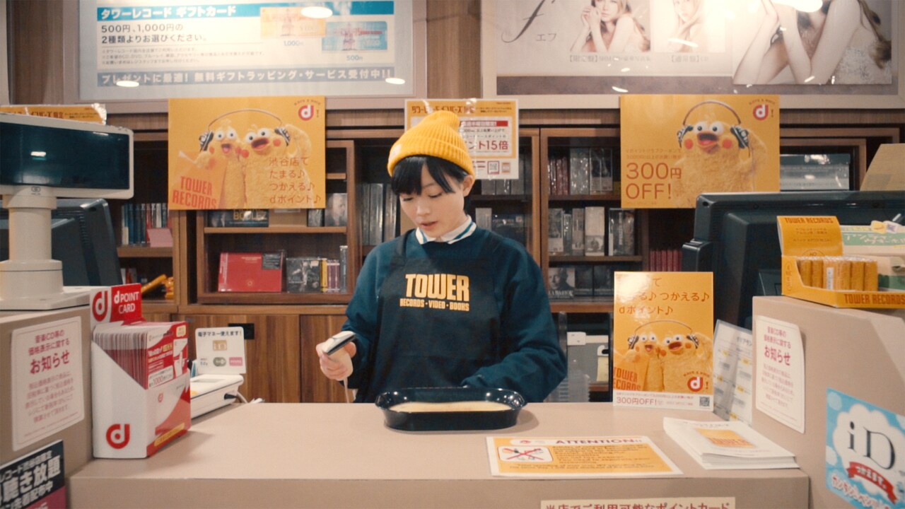 藤岡みなみがタワレコ店内で大はしゃぎする「どうすりゃいいぜ」MV