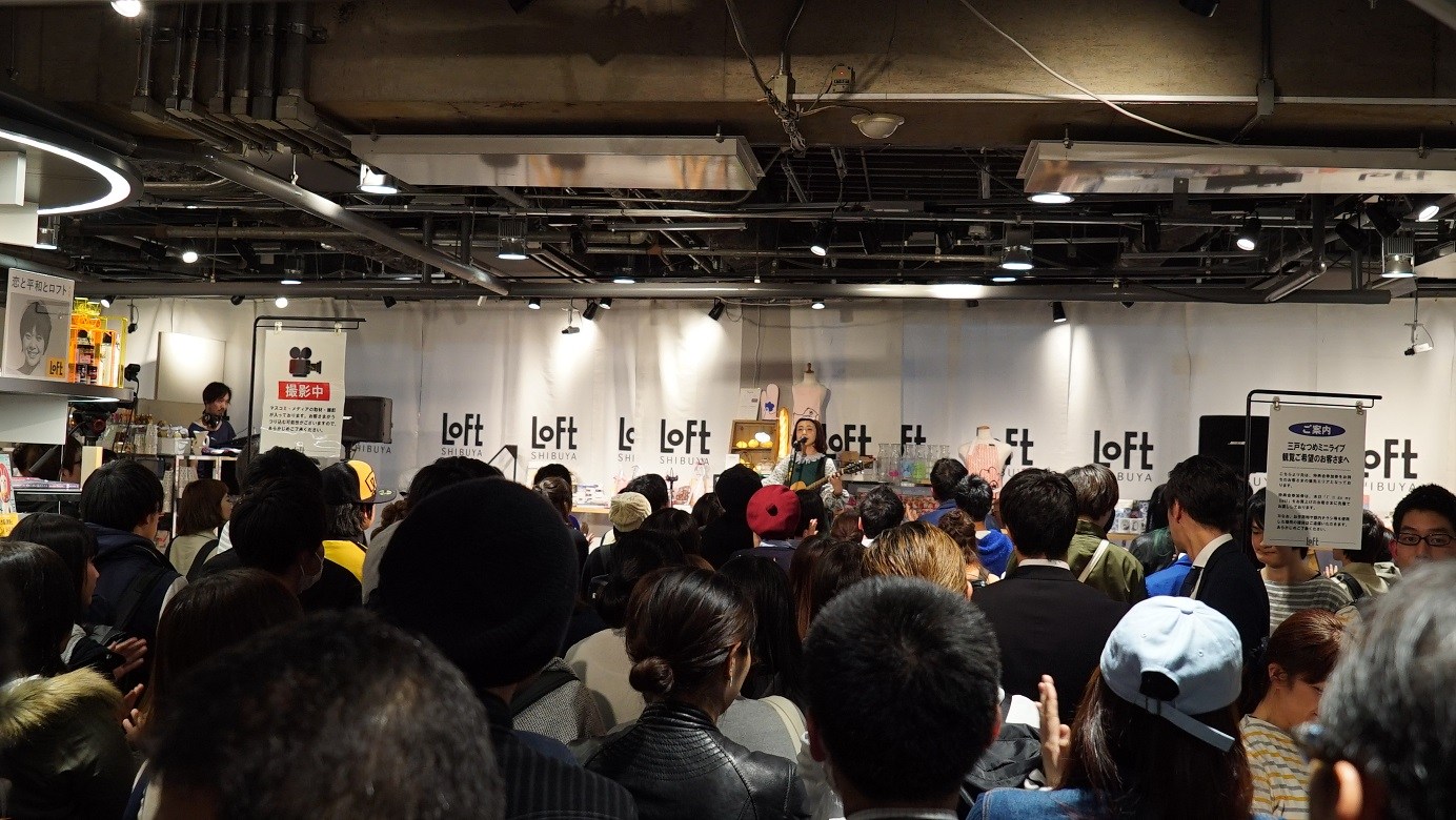 三戸なつめのミニライブの様子。（写真提供：Sony Music Associated Records）