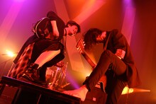 山中拓也（Vo, G）、鈴木重伸（G）（Photo by Viola Kam［V'z Twinkle Photography］）