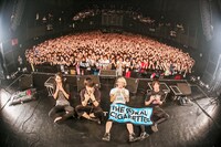 THE ORAL CIGARETTESの赤坂BLITZ公演終了後の集合写真。（Photo by Viola Kam［V'z Twinkle Photography］）