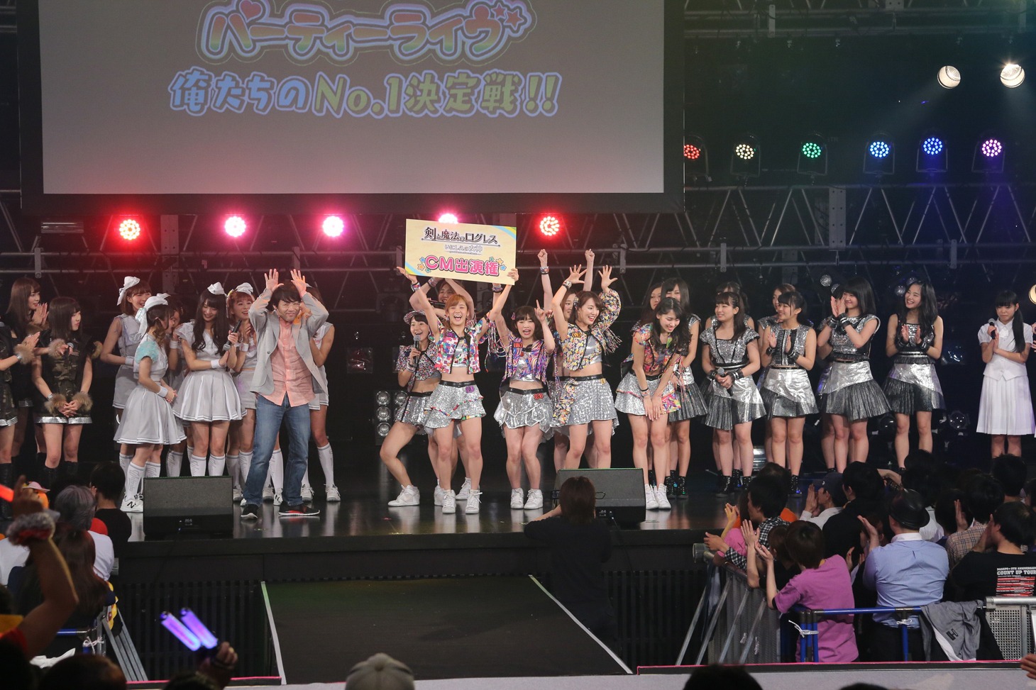 「アイドルお宝くじパーティーライヴ 桜満開！“俺たちのＮＯ.1”決定戦!! ～ガチでマジな投票バトル!!～」の様子。（写真提供：テレビ朝日）