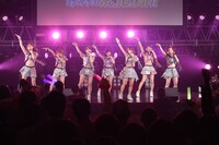 アップアップガールズ（仮）によるライブパフォーマンスの様子。（写真提供：テレビ朝日）