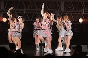 アップアップガールズ(仮)によるライブパフォーマンスの様子。(写真提供:テレビ朝日)