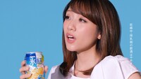 「キリン 氷結」新CMのワンシーン。