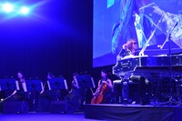 YOSHIKIによるライブパフォーマンスの様子。