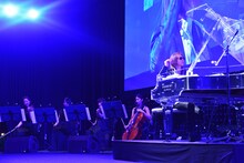 YOSHIKIによるライブパフォーマンスの様子。