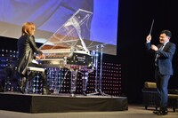 YOSHIKIと指揮棒を振る三木谷社長。