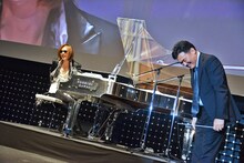 YOSHIKIと三木谷社長によるコラボセッションの様子。