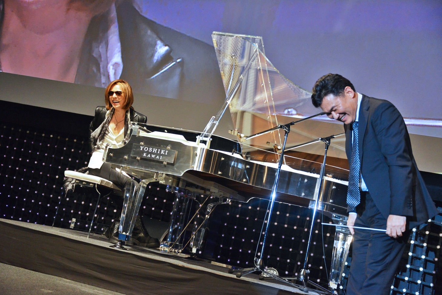 YOSHIKIと三木谷社長によるコラボセッションの様子。