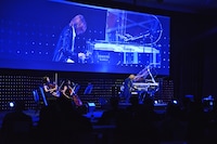 YOSHIKIによるライブパフォーマンスの様子。