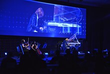 YOSHIKIによるライブパフォーマンスの様子。
