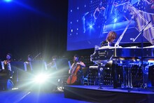 YOSHIKIによるライブパフォーマンスの様子。