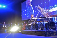 YOSHIKIによるライブパフォーマンスの様子。