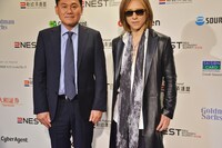三木谷浩史社長とYOSHIKI（X JAPAN）。