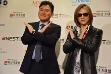 三木谷社長とYOSHIKI（X JAPAN）。
