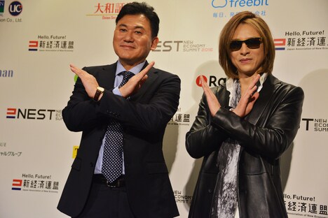 三木谷社長とYOSHIKI(X JAPAN)。