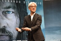 フォトセッションでおどける坂本龍一。