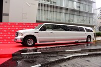 でんぱ組.inc、阿澄佳奈、ゆかな 、塩谷直義監督、今泉潤プロデューサーを乗せたリムジン。