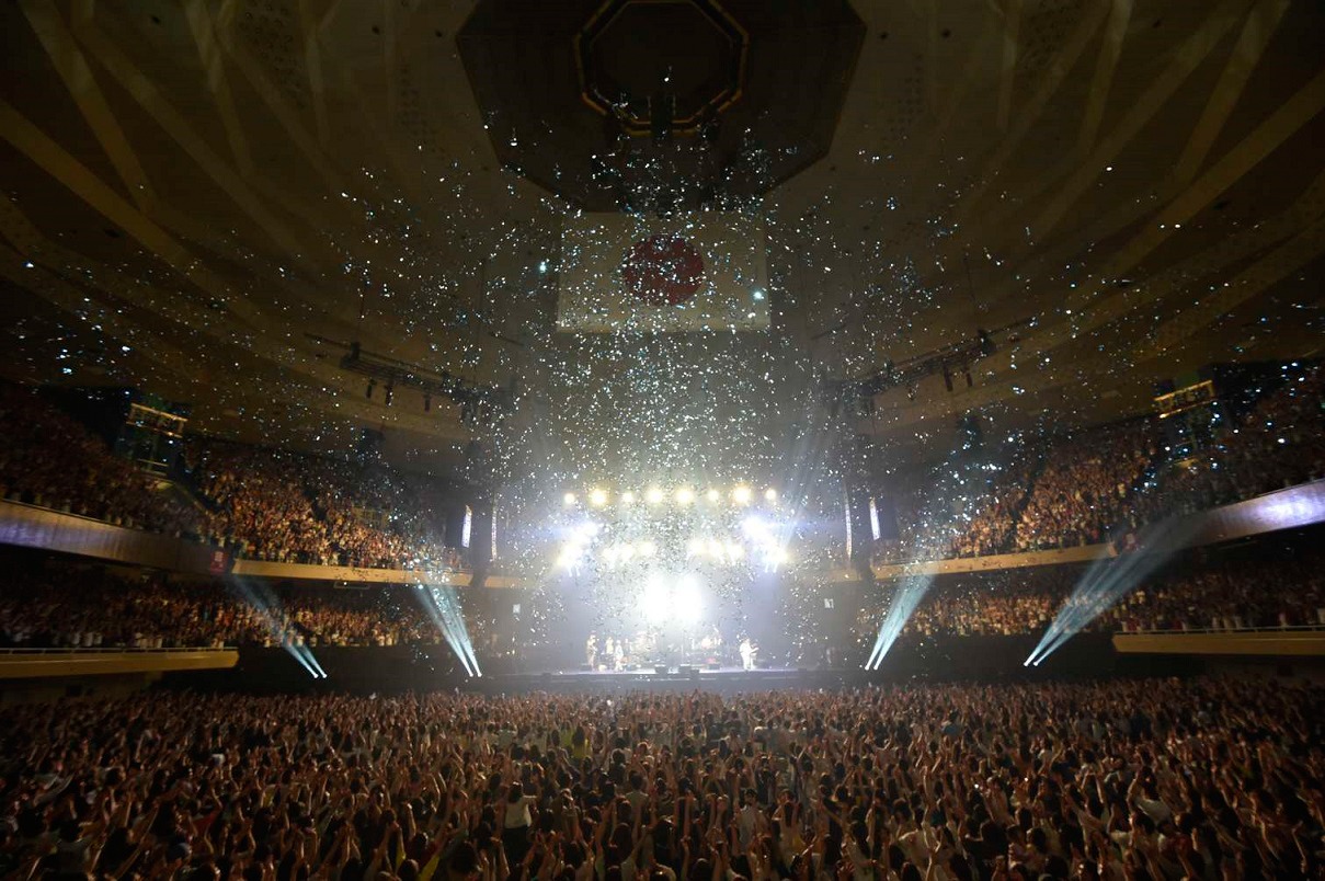 2015年6月の日本武道館ライブの様子。
