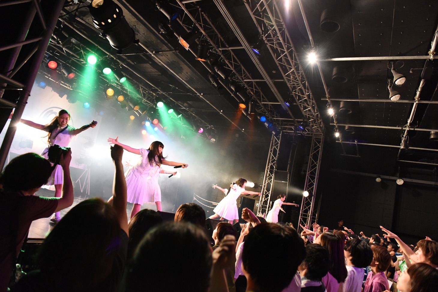 アイドルネッサンスによるライブの様子。