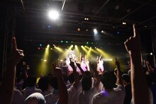 アイドルネッサンスによるライブの様子。